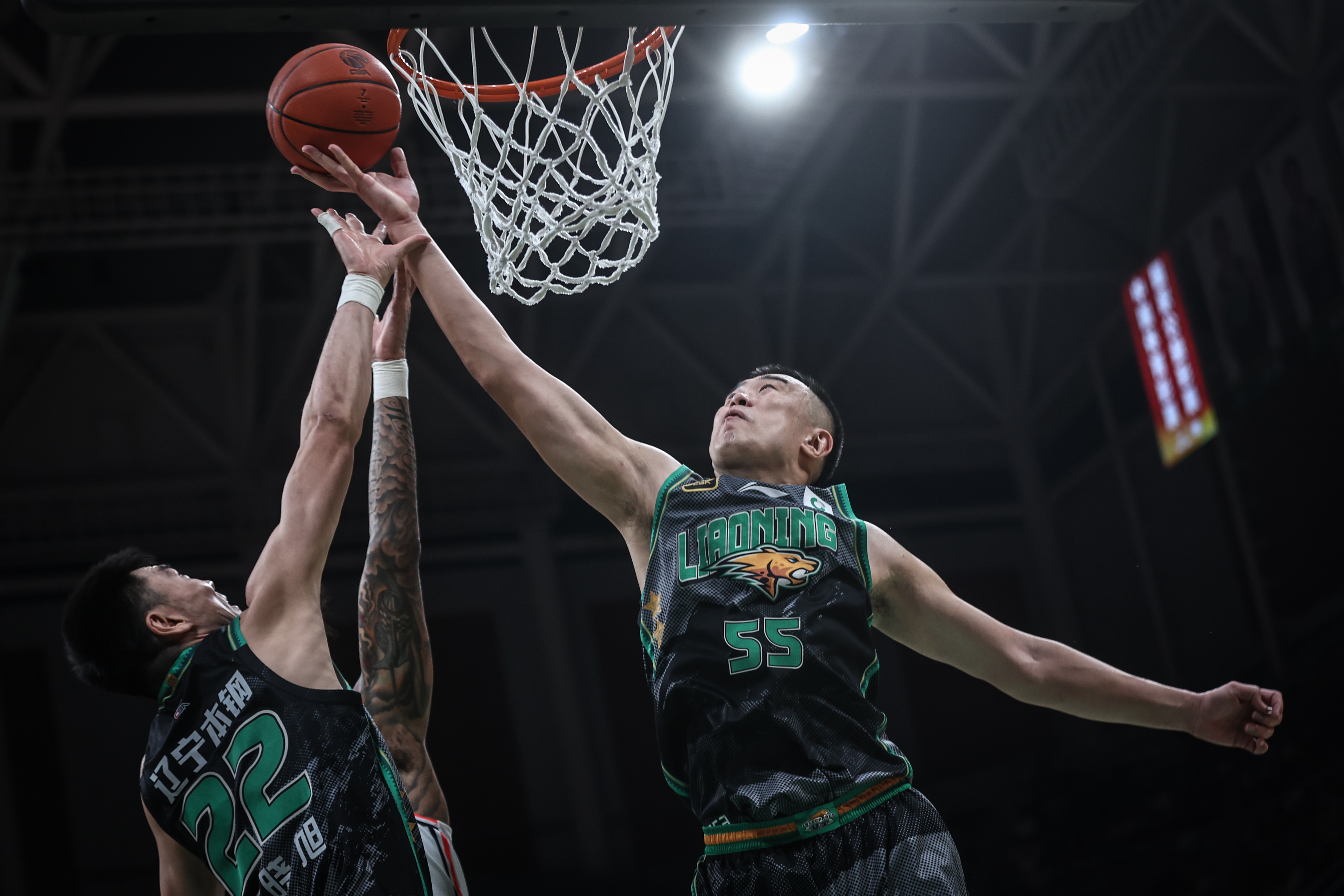 辽宁队逆转76人，德罗赞点燃赛场