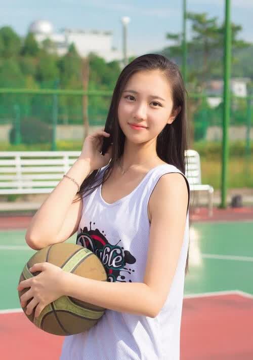 首先，让我们为这个独一无二的故事，构思一个引人入胜的标题